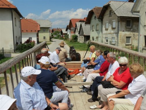 Popeljali smo se skozi vas Dolenje jezero